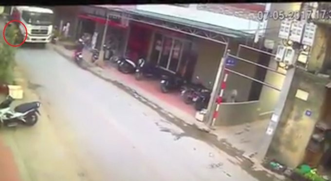 Xe bồn di chuyển với tốc độ cao va phải tay lái người phụ nữ.