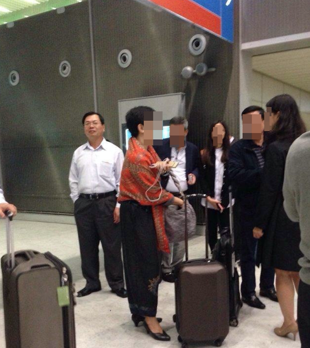  Rời ghế Bộ trưởng, nghỉ hưu chưa lâu, người ta vẫn thấy ông Vũ Huy Hoàng đi nước ngoài bằng hộ chiếu công vụ. Ảnh: CTV 