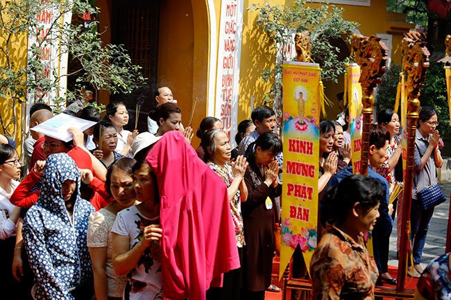 Hàng ngàn tăng ni, Phật tử đứng dưới nắng tham dự đại lễ Phật đản ảnh 10