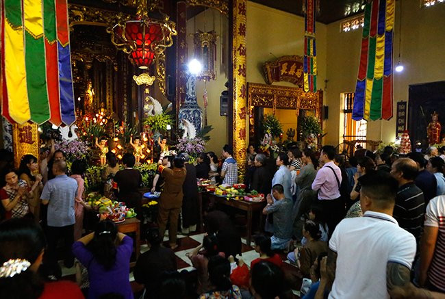 Hàng ngàn tăng ni, Phật tử đứng dưới nắng tham dự đại lễ Phật đản ảnh 12