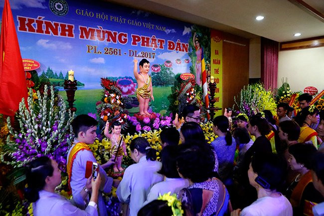 Hàng ngàn tăng ni, Phật tử đứng dưới nắng tham dự đại lễ Phật đản ảnh 13