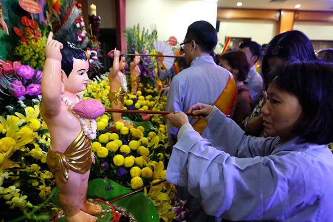 Hàng ngàn tăng ni, Phật tử đứng dưới nắng tham dự đại lễ Phật đản ảnh 14