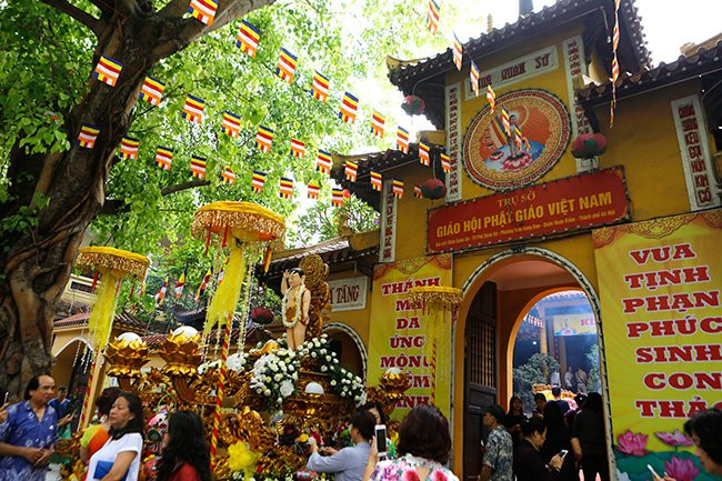Hàng ngàn tăng ni, Phật tử đứng dưới nắng tham dự đại lễ Phật đản ảnh 1