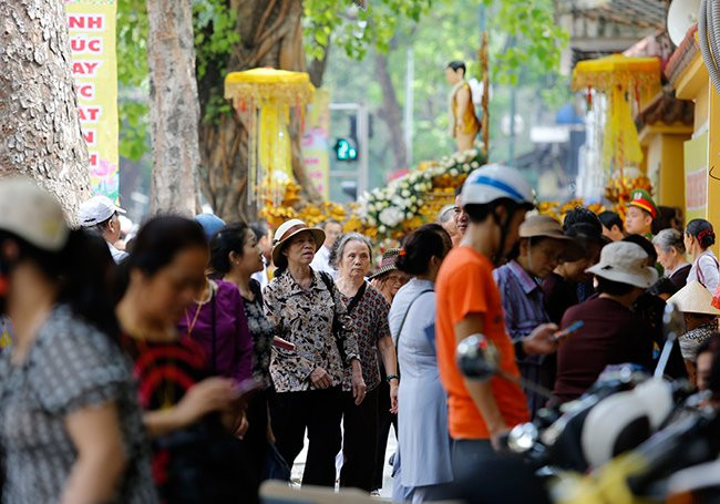 Hàng ngàn tăng ni, Phật tử đứng dưới nắng tham dự đại lễ Phật đản ảnh 2