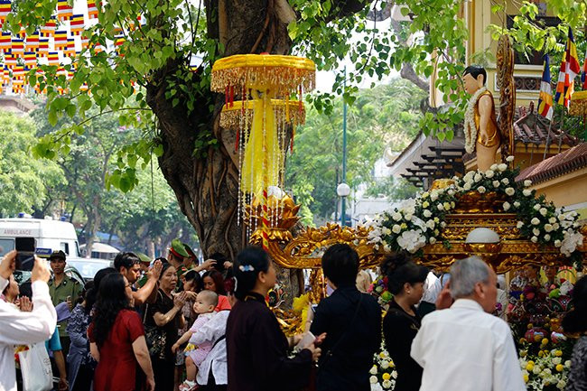 Hàng ngàn tăng ni, Phật tử đứng dưới nắng tham dự đại lễ Phật đản ảnh 3