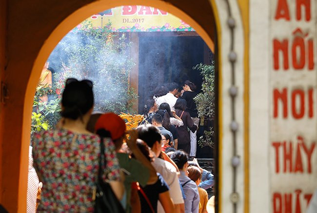 Hàng ngàn tăng ni, Phật tử đứng dưới nắng tham dự đại lễ Phật đản ảnh 4