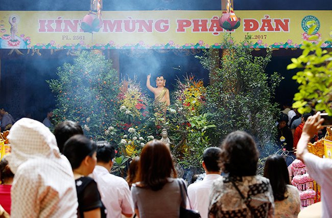 Hàng ngàn tăng ni, Phật tử đứng dưới nắng tham dự đại lễ Phật đản ảnh 5