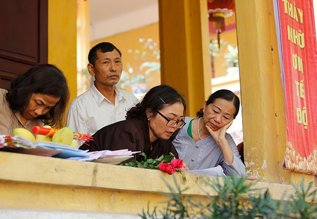 Hàng ngàn tăng ni, Phật tử đứng dưới nắng tham dự đại lễ Phật đản ảnh 6