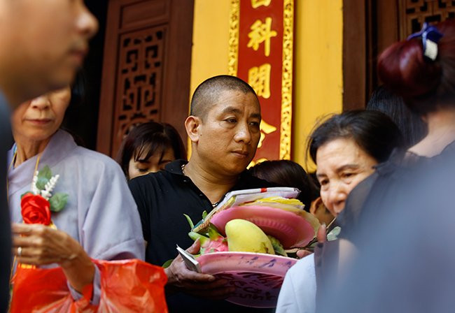 Hàng ngàn tăng ni, Phật tử đứng dưới nắng tham dự đại lễ Phật đản ảnh 7