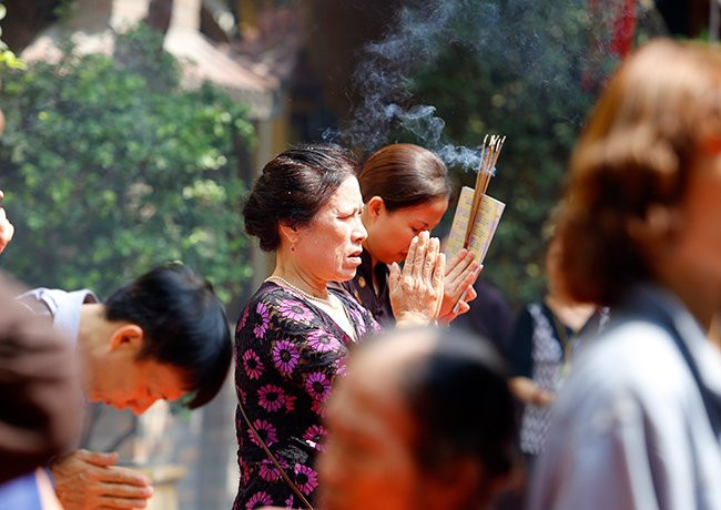 Hàng ngàn tăng ni, Phật tử đứng dưới nắng tham dự đại lễ Phật đản ảnh 8