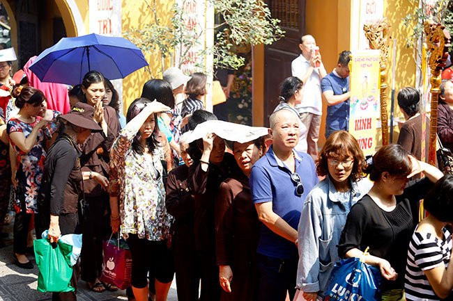 Hàng ngàn tăng ni, Phật tử đứng dưới nắng tham dự đại lễ Phật đản ảnh 9