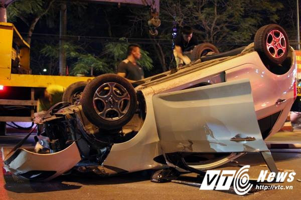 Hinh anh Video: Tong trung dai phan cach, o to 4 cho lat ngua giua duong pho Hai Phong