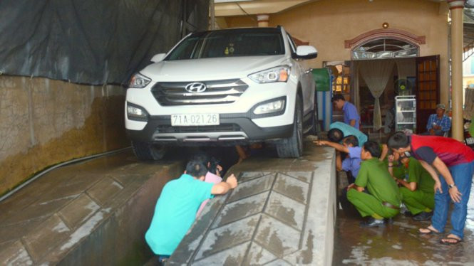 Chiếc xe ô tô kéo lê thi thể nạn nhân khoảng 50km trên đường nhưng không hay biết - Ảnh do cơ quan công an cung cấp