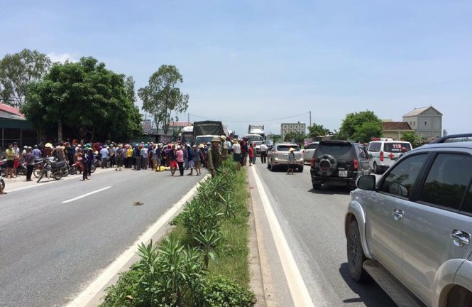 Ảnh 2: Giao thông trên quốc lộ 1A bị ách tắc nhiều giờ đồng hồ sau khi một số người đứng tràn ra giữa đường quốc lộ và dùng các vật như cây cối, gạch đá... chặn các phương tiện - Ảnh: P.T