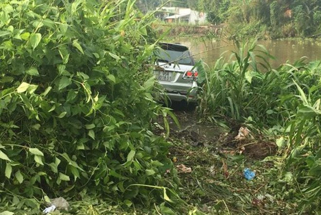 Oto tong lien hoan 3 xe may, 1 nguoi chet 5 nguoi bi thuong hinh anh 1