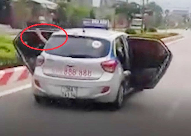 Tai xe taxi ke phut mo bung cua lao nhanh tren dai lo de cuu nguoi hinh anh 2