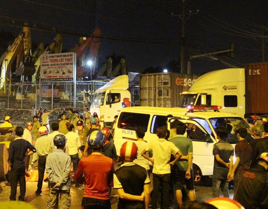 Xe container tông xe máy, 3 mẹ con thương vong - Ảnh 2.