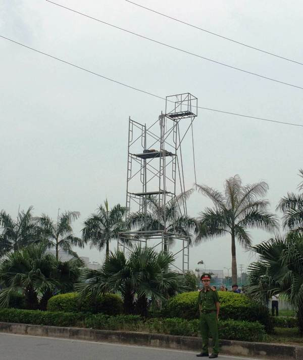 Giàn giáo cao vướng vào dây điện