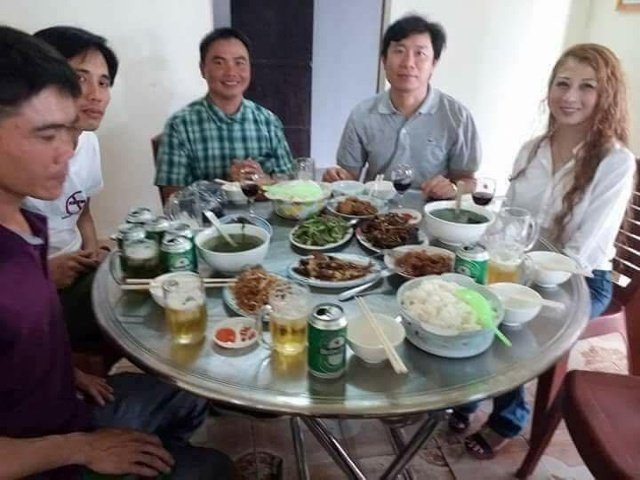Hinh anh Khi Nguyen Dinh Thuc 'an cung mam, di cung xe' voi ke phan dong