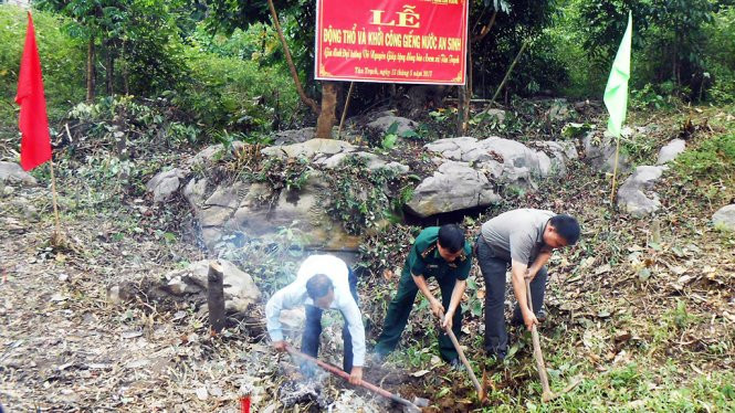 Khởi công đào giếng cho đồng bào Ma Coong và A Rem - Ảnh: H.Giang