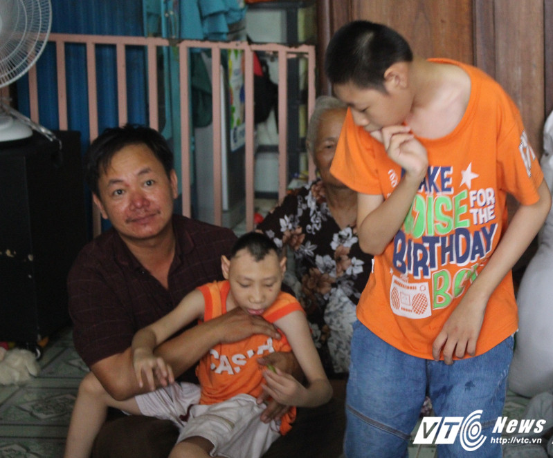 Hinh anh Lum xum ong bo don than thi hat chua benh teo nao cho con: Chính quyèn nói gì? 4