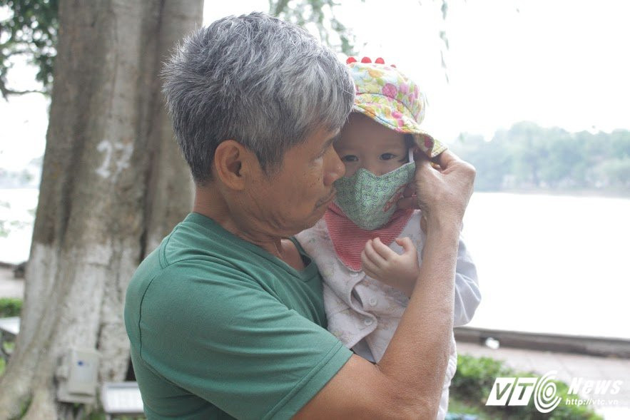 Hinh anh Thoi tiet bat ngo giam sau, nguoi Ha Noi mac ao am ra duong 23