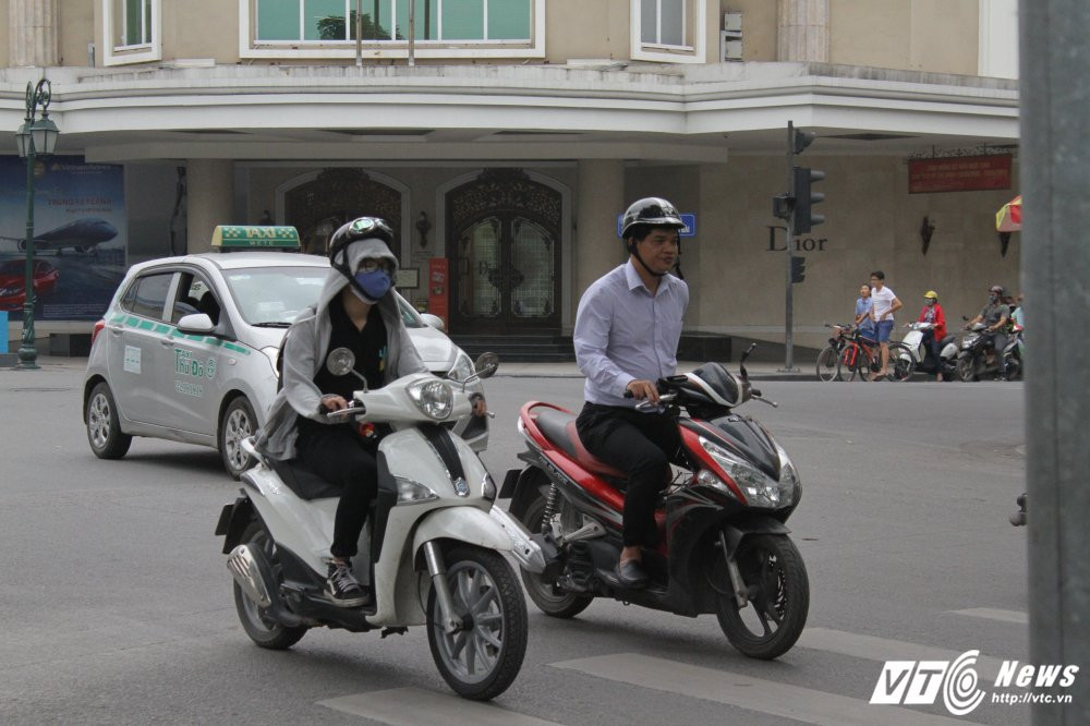 Hinh anh Thoi tiet bat ngo giam sau, nguoi Ha Noi mac ao am ra duong 25