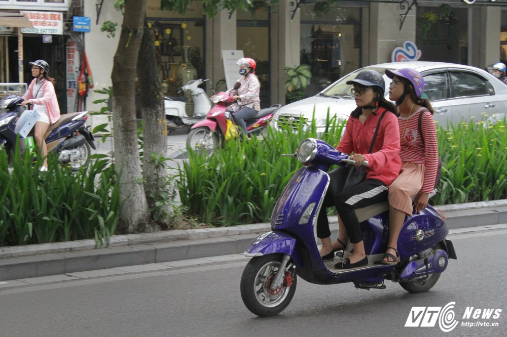 Hinh anh Thoi tiet bat ngo giam sau, nguoi Ha Noi mac ao am ra duong 25