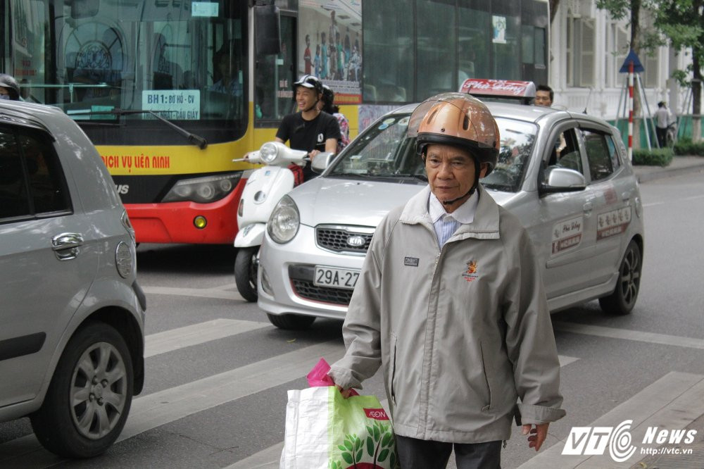 Hinh anh Thoi tiet bat ngo giam sau, nguoi Ha Noi mac ao am ra duong 28