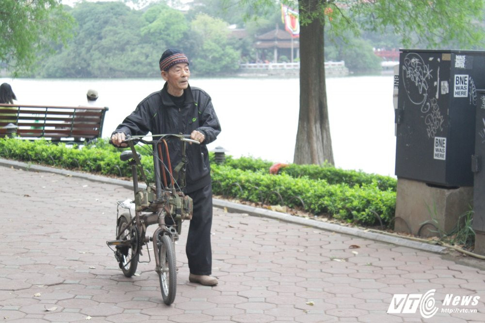 Hinh anh Thoi tiet bat ngo giam sau, nguoi Ha Noi mac ao am ra duong 29