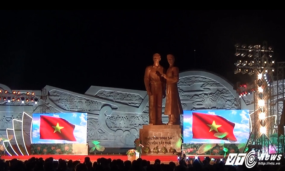 Hinh anh Khanh thanh tuong dai ky niem 127 nam ngay sinh cua Ho Chi Minh o Binh Dinh