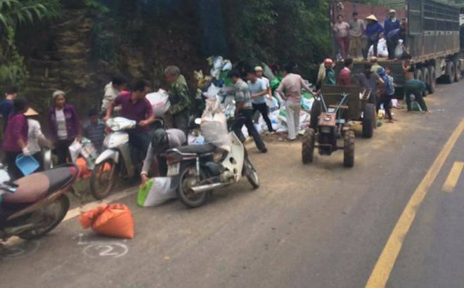 Hinh anh Xe tai cho cam dam vao vach nui khien 3 nguoi thuong vong, dan bo mac nan nhan lao vao hoi cua 6