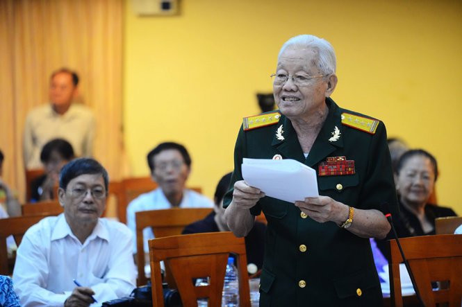 Đại tá Đinh Văn Huệ phát biểu trong buổi Bí thư Thành ủy TP.HCM Nguyễn Thiện Nhân gặp gỡ với cán bộ hưu trí, chiến binh Q.10 chiều 21-05 - Ảnh: QUANG ĐỊNH