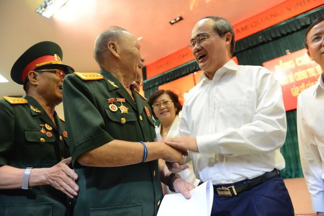 Bí thư Thành ủy TP.HCM Nguyễn Thiện Nhân trò chuyện với cán bộ hưu trí, cựu chiến binh Q.10 chiều 21-5 - Ảnh: QUANG ĐỊNH