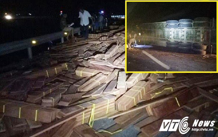 Hinh anh Xe dau keo lat tren quoc lo, CSGT thuc suot dem bao ve chuc tan go