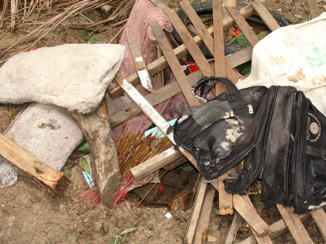 Hinh anh Di tam nhat duoc dan phao 105 ly mang ve nha gay ra vu no kinh hoang - Doi song 11