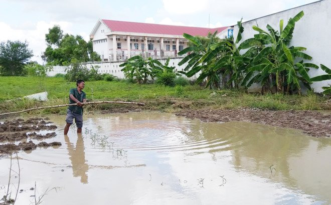 Hai chi em tu nan duoi ho nuoc khi me di lot vo dau tom hinh anh 1