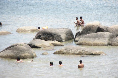 Bốn học sinh mất tích khi thủy điện đang xả nước - ảnh 1