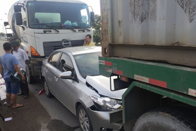 Thai phu thoat chet khi oto kep giua xe bon va xe dau keo o Sai Gon hinh anh 1