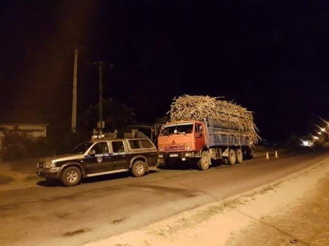 Hinh anh Bat xe qua tai, thanh tra giao thong Gia Lai bi de doa, khung bo