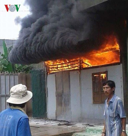 ngon lua cao hang chuc met bao trum can nha ban tap hoa hinh 1