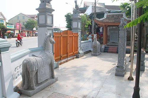 nha-tho-ho-khien-quoc-lo-cong-mem-mai-di-doi-hang-rao-6