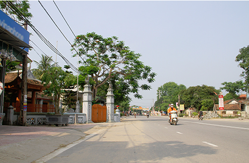 Hinh anh Nha tho ho khien quoc lo 'cong mem mai' di doi hang rao 5
