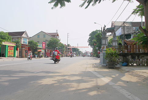 Hinh anh Nha tho ho khien quoc lo 'cong mem mai' di doi hang rao 6