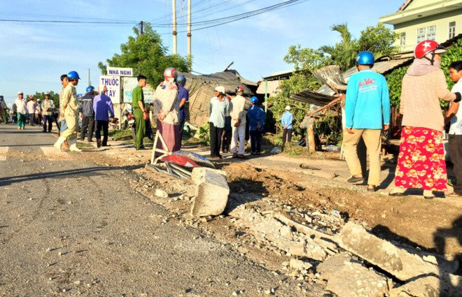 Xe dau keo tong chet mot phu nu, roi dam sap 3 nha dan hinh anh 2