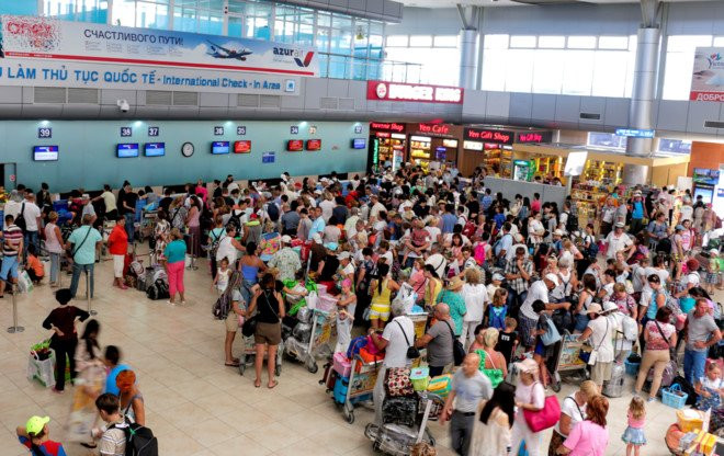 Du khach Trung Quoc 'an va' o san bay da dong y xuat canh ve nuoc hinh anh 1