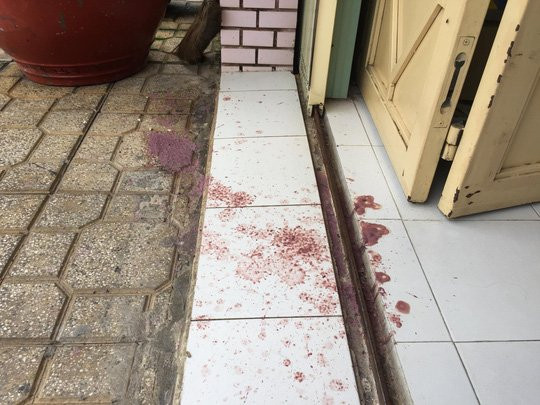 Một nhà dân bị khủng bố liên tục - Ảnh 1.