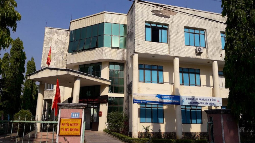 149243072060745-hai-can-bo-danh-nhau--copy-