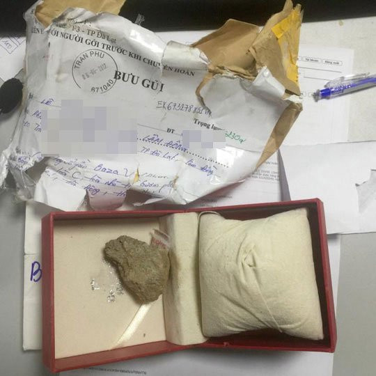 Chuyện hy hữu: Gửi qua bưu điện, đồng hồ biến thành... đá cuội? - Ảnh 1.