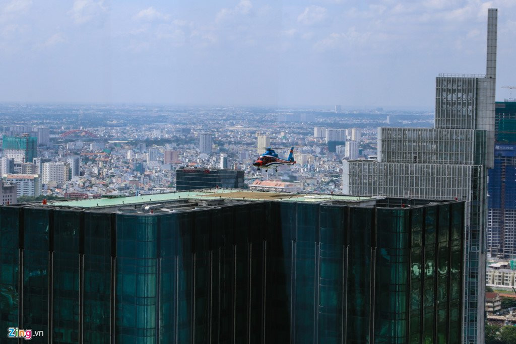 Canh truc thang dap tren cao oc o trung tam Sai Gon hinh anh 3